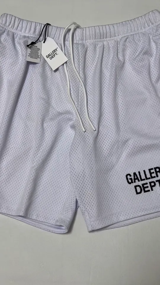 GALLERY DEPT. VENICE COURT SHORTS English mesh shorts Logo webbing wide-leg basketball shorts Black and white S-XL Original molding Loose wide-leg version American boys' first choice Breathable mesh fabric Superimposed soft material inside Comfortable and easy to match Custom-woven original consistent webbing/main mark/component wash mark Details are enlarged to follow